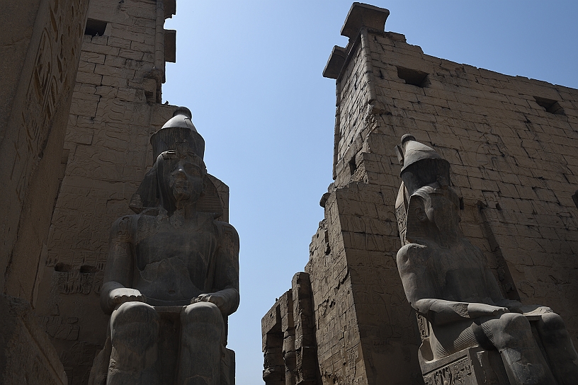 60 MAK_6209.jpg - All'ingresso del tempio le statue raffigurano il faraone Ramses II.